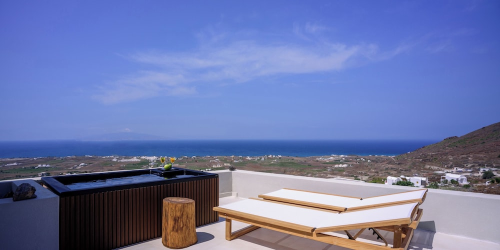 RyoLithos Suites in Oia, Greece