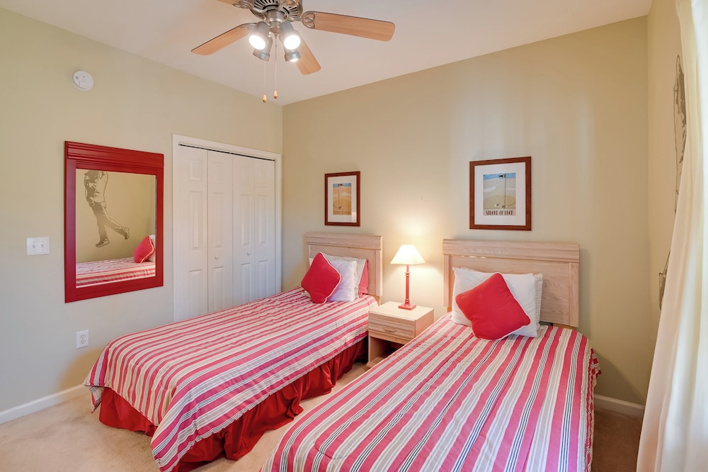Cozy Condo w Golf Course View: 4 Mi to Shore — 4-Star Luxury Hotel in Myrtle Beach, United States