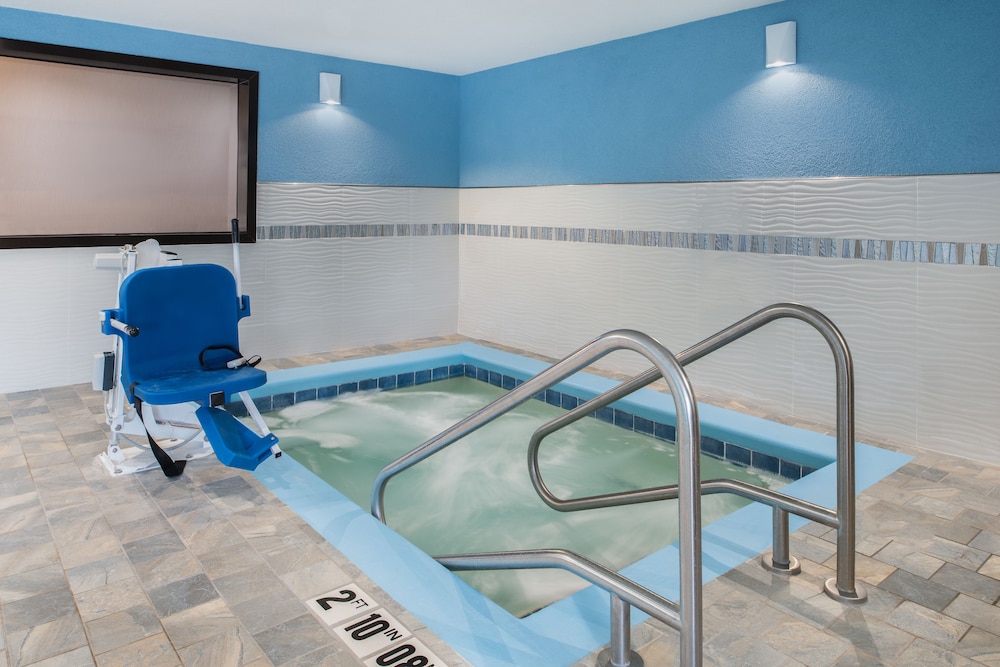 Holiday Inn Express Hotel & Suites Bismarck by IHG - photo 13