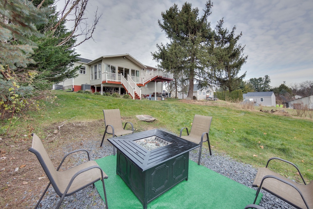 2 Mi to Hersheypark: Group Getaway w Deck — hotel in Hummelstown