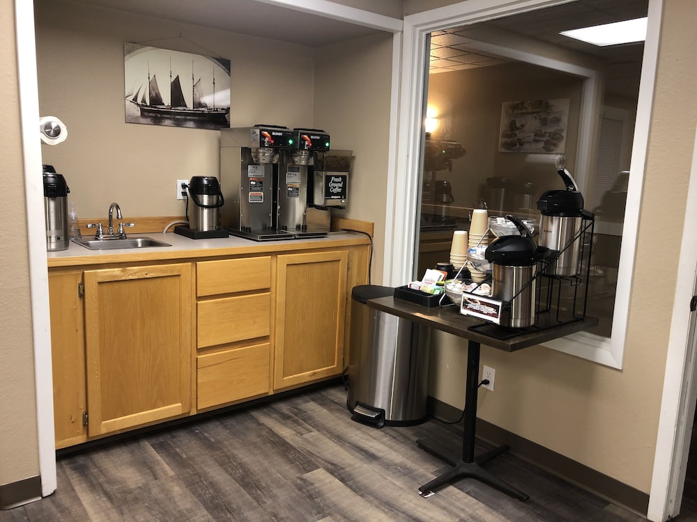 The Washburn Inn On the Lake - photo 2