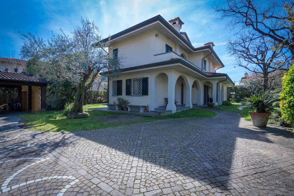 Villa Le Fontanelle In Forte Dei Marmi — 4-Star Luxury Hotel in Forte Dei Marmi, Italy