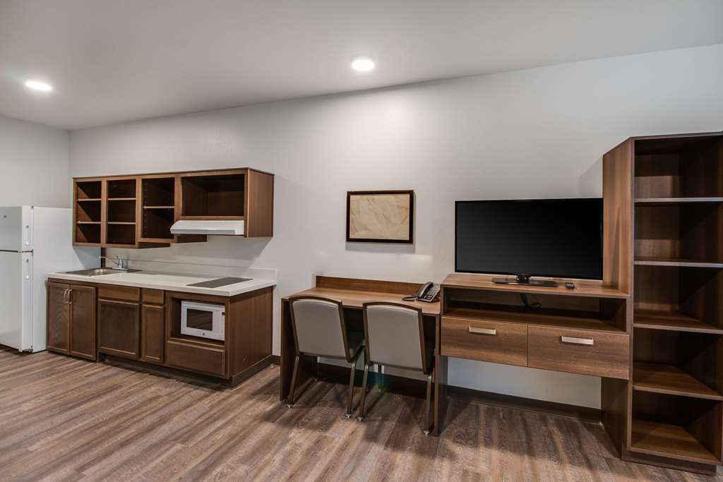 WoodSpring Suites Bakersfield East - photo 10