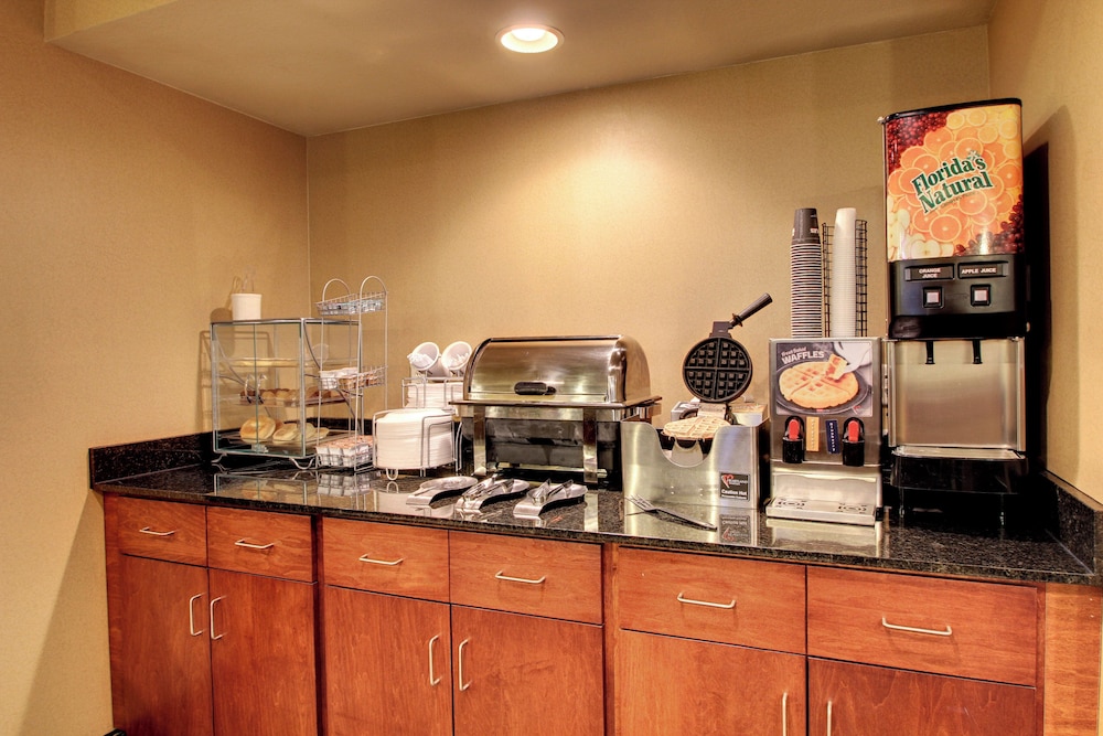 Cobblestone Hotel & Suites Newton - photo 31