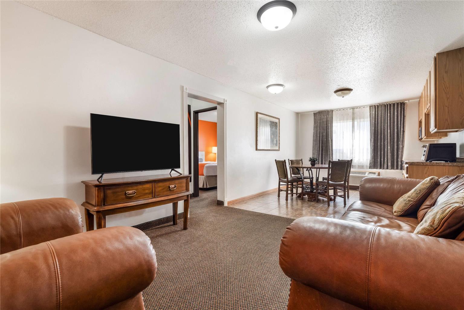 Howard Johnson Hotel & Suites by Wyndham Oacoma - photo 25
