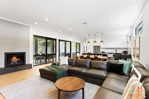 Luxury Home Sleeps 9 Guests — 4-Star Luxury Hotel in Cowes, Australia