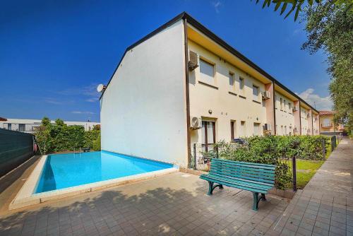 MokyD04 piscina giardino privato garage wi fi tvs — 4-Star Luxury Hotel in Lazise, Italy