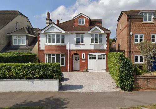 Goodwood FOS 5 Minutes Chichester Sleeps 8 in Chichester, United Kingdom