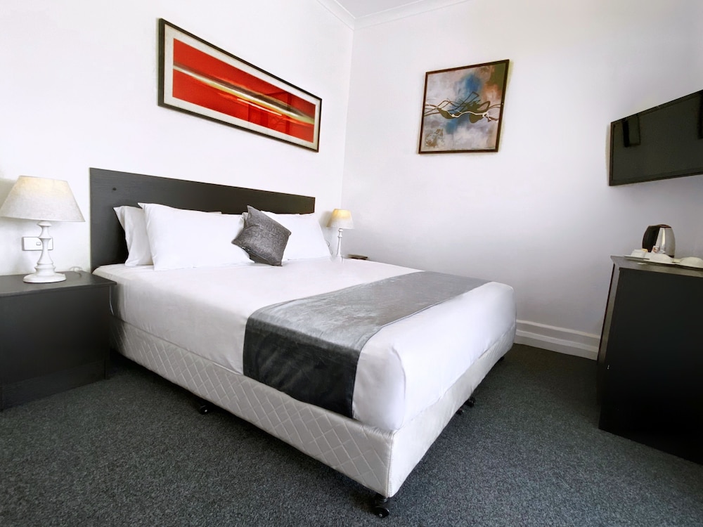 Commercial Motel — Hay