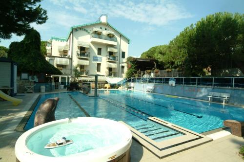 Hotel Flora — hotel in Milano Marittima