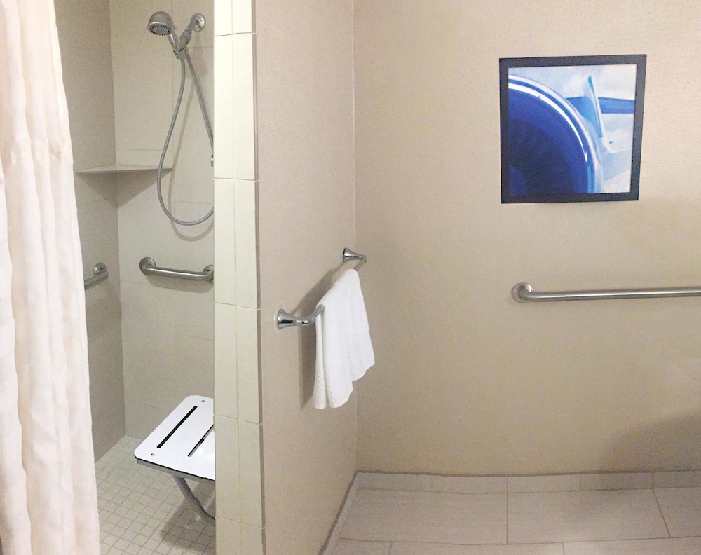 Doubletree by Hilton Houston Hobby Airport - photo 23
