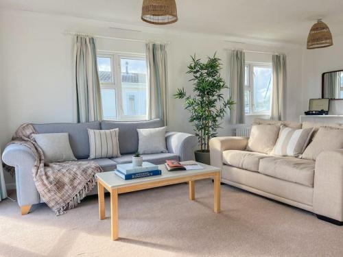 Tranquil Riverside Lodge — 4-Star Luxury Hotel in Christchurch, United Kingdom