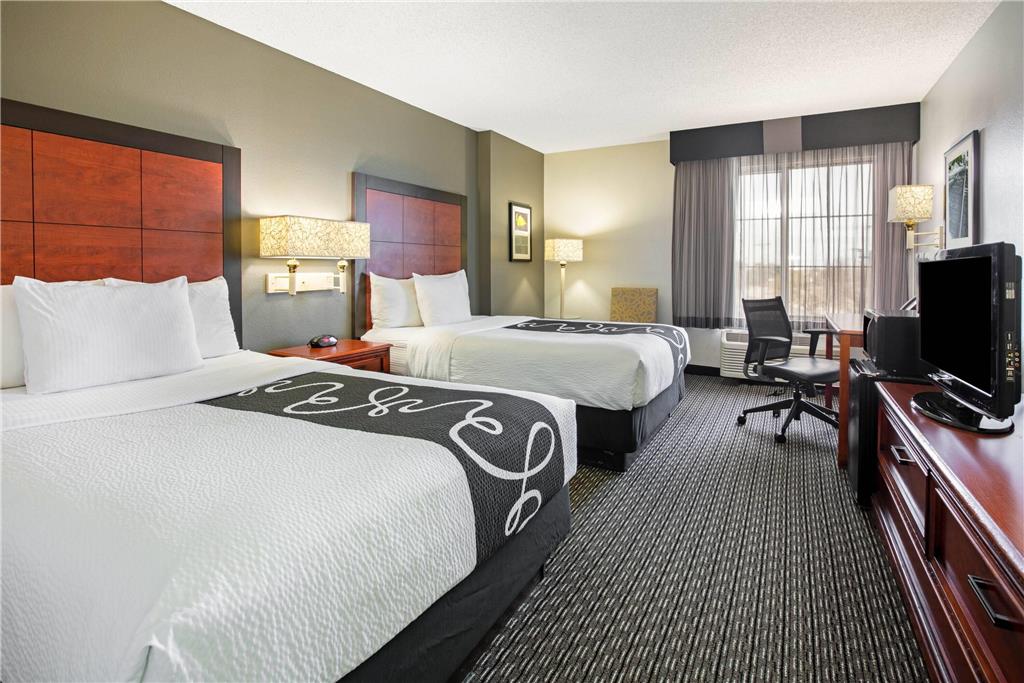 La Quinta Inn & Suites by Wyndham DFW Airport South Irving - photo 20