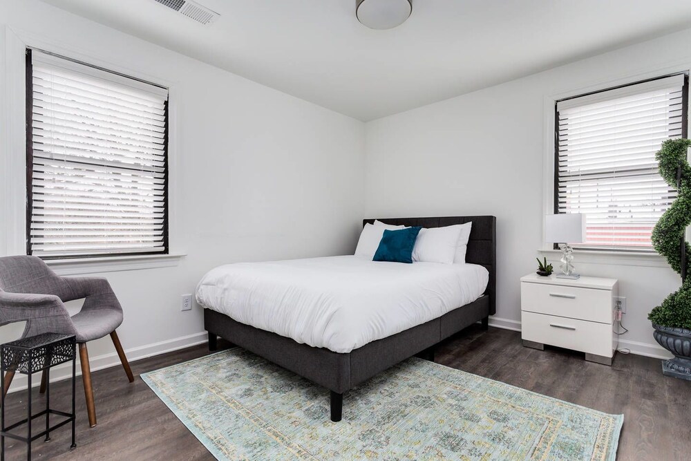 10 BRs Comprised of 2 5BR Suites by Domio - photo 9