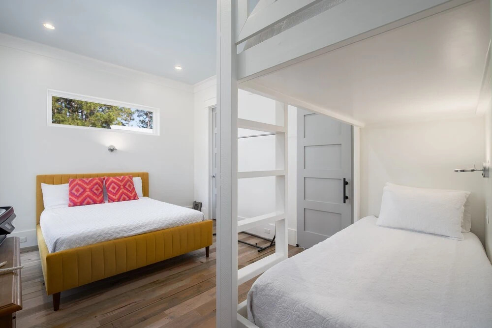 Seagrove Manor by Avantstay Free Paddle Boards Lake Front Yard & Pet Friendly in Seaside, United States