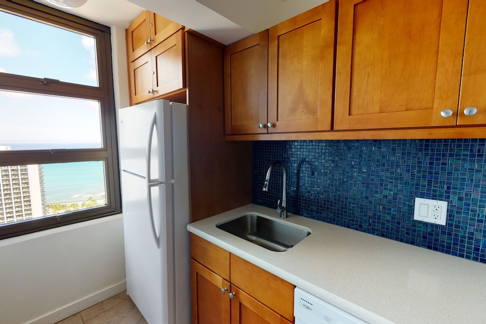 Artsy 32nd Floor Condo with Modern Furnishings & Gorgeous Ocean Views by Koko Resort Vacation Rentals - photo 9