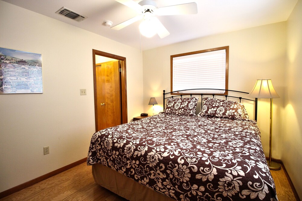 Peach Tree Inn & Suites - photo 25