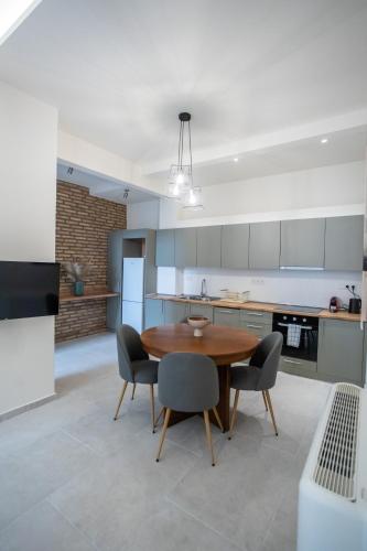 Luxury 2BA in Thissio and next to ancient city of Athens — 4-Star Luxury Hotel in Athens, Greece