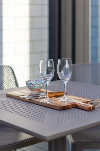 Central Charm 2 bed 2 bath w sunny Balcony — 4-Star Luxury Hotel in Christchurch, New Zealand