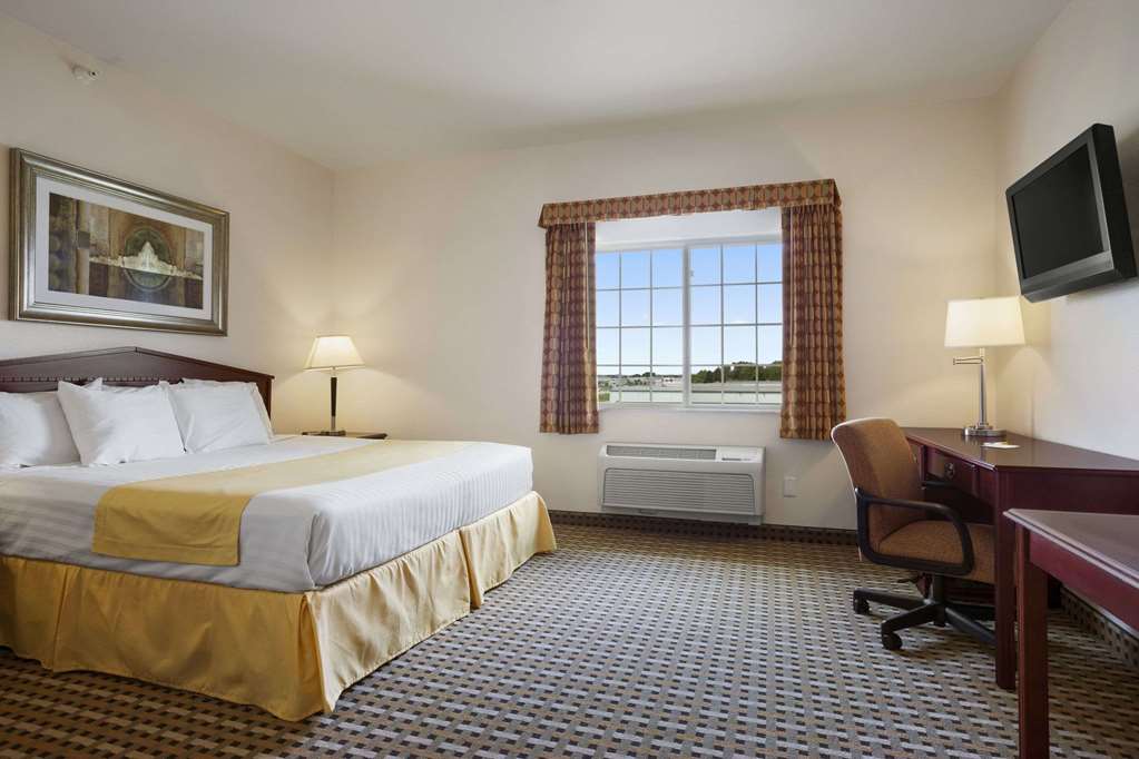 Days Inn & Suites by Wyndham Columbus NE - photo 6