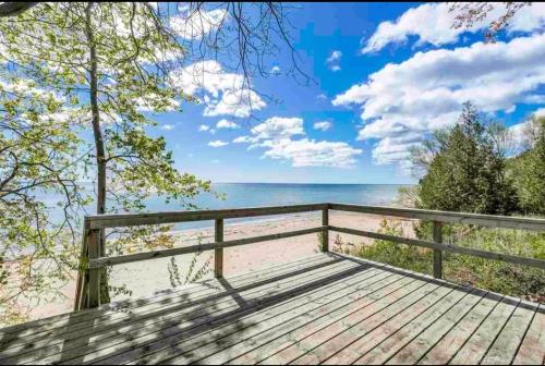 Serenity Lake House — 4-Star Luxury Hotel in Garnet, United States