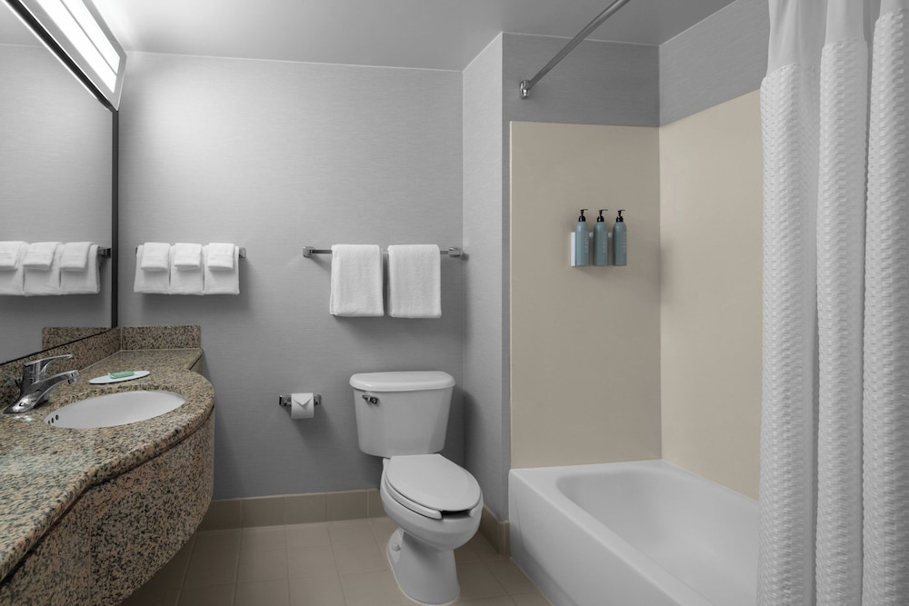 Courtyard by Marriott Los Angeles Burbank Airport - photo 14