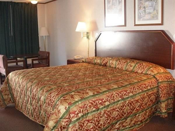 Red Carpet Inn - photo 6