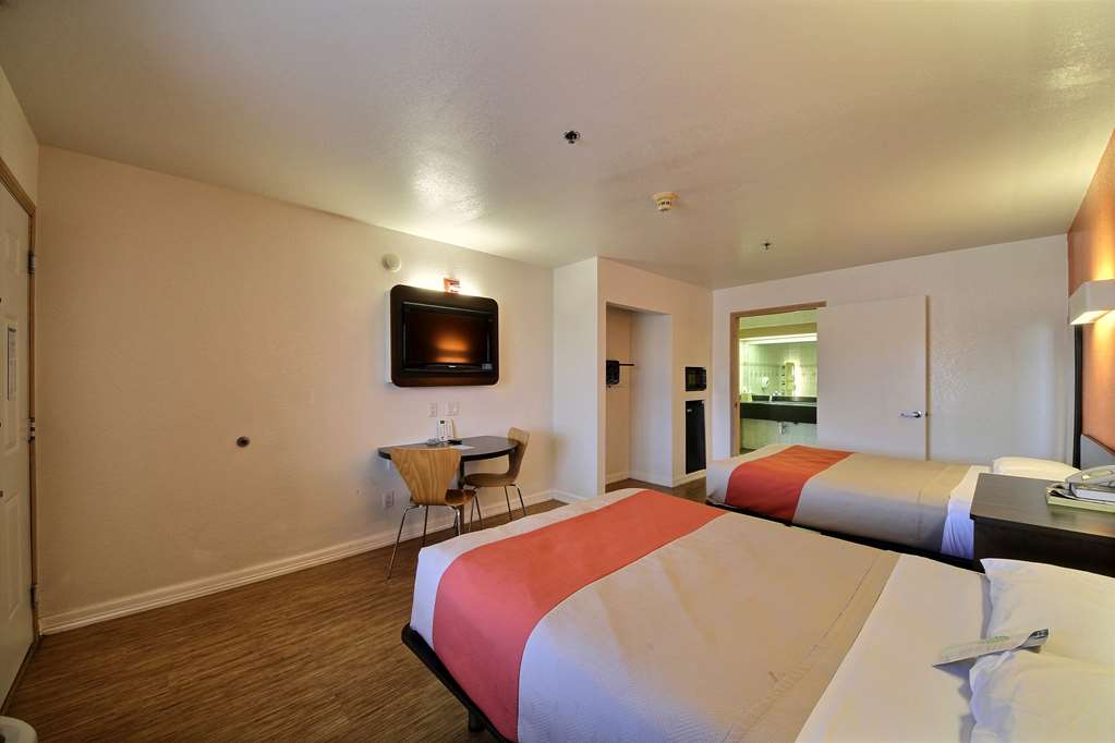 Motel 6 Edinburg TX - photo 13