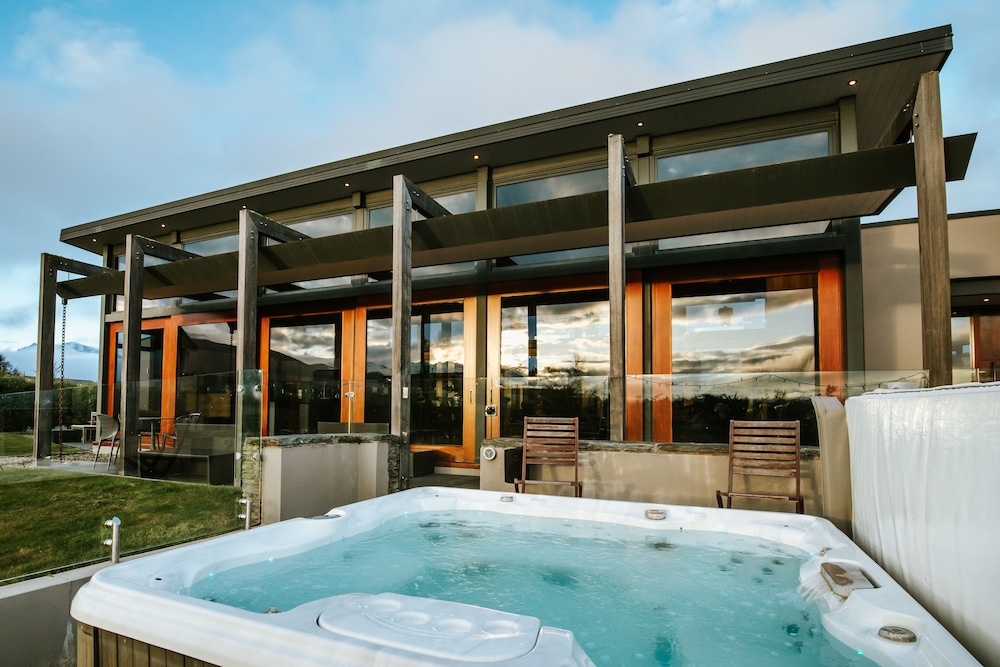 Mt Gold Retreat Sleeps 8 Spa Pool Tennis Court in Wanaka, New Zealand
