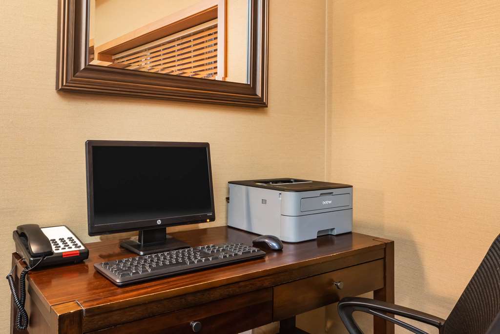 La Quinta Inn & Suites by Wyndham Portland Airport - photo 30