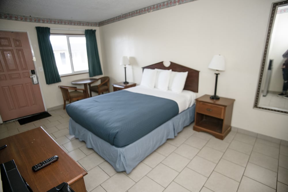 Pacific Inn - photo 4