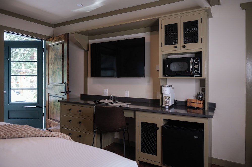 Highland Haven Creekside Inn - photo 20