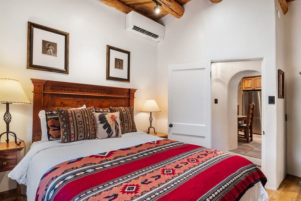 Amor Historic Adobe in the Heart of The Railyard and Downtown Santa Fe Hot Tub - photo 4