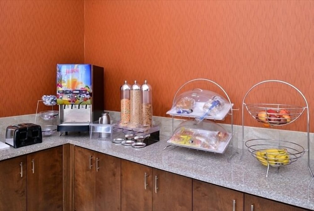 La Bonita Inn & Suites - photo 31