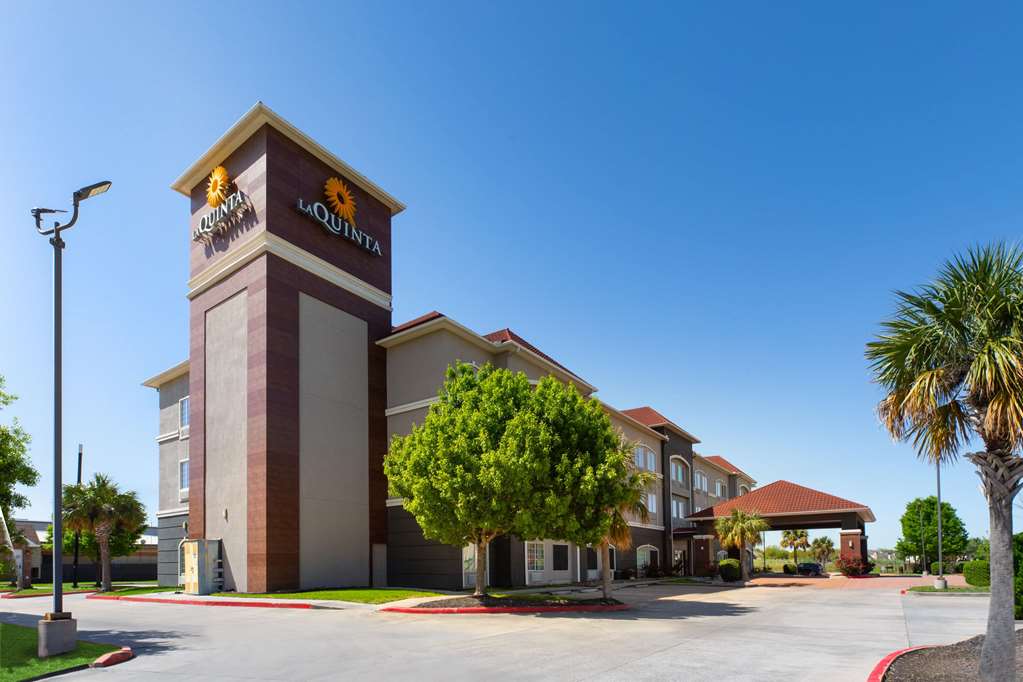La Quinta Inn & Suites by Wyndham Deer Park - photo 2
