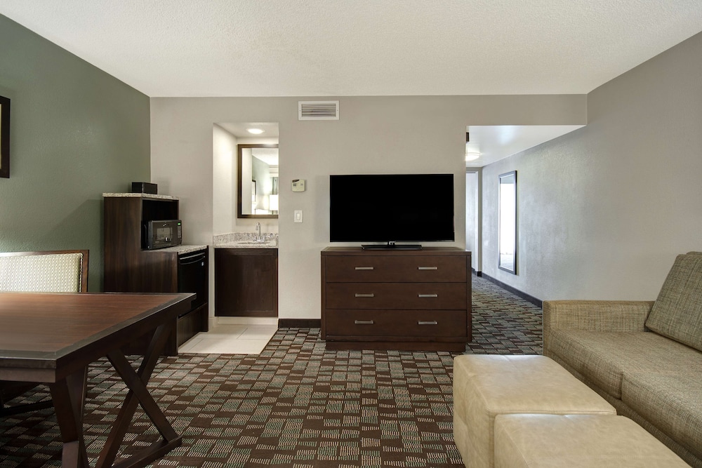 Embassy Suites by Hilton Jacksonville Baymeadows - photo 37