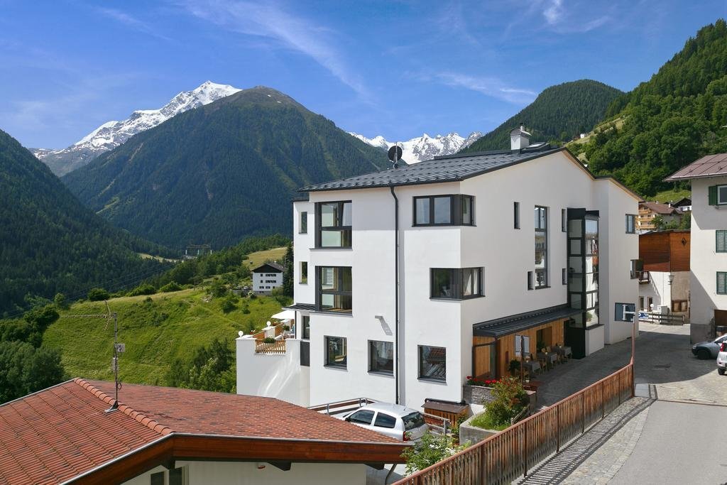 Gasthof Zur Sonne - carbon neutral hotel in Stelvio
