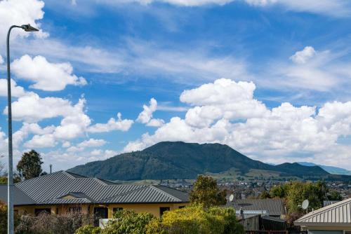 Getaway on Grove Lake Taupo Holiday Home — 4-Star Luxury Hotel in Taupo, New Zealand