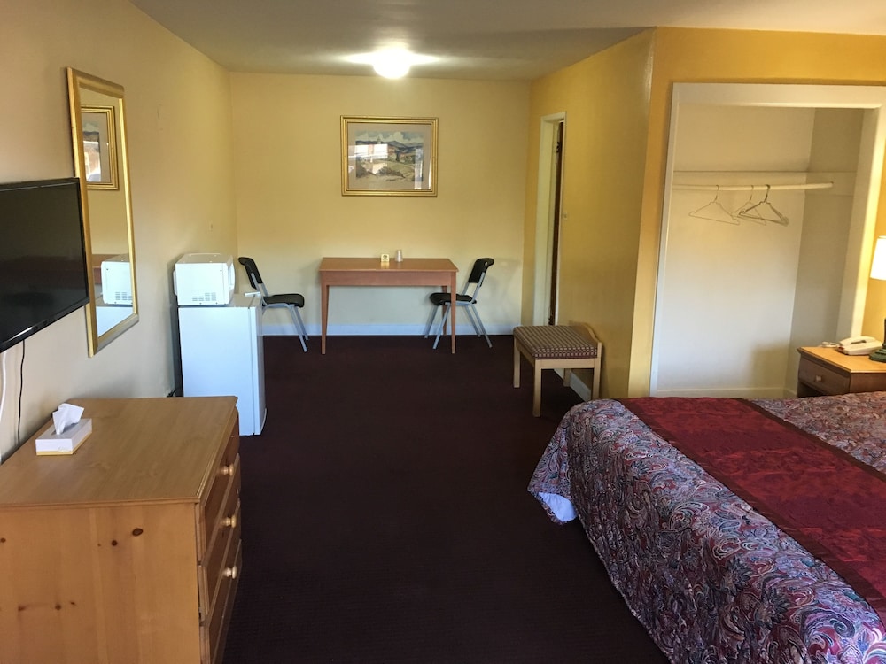 Midway Inn & Suites - photo 11