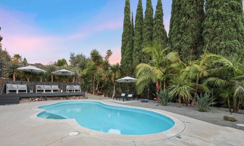 Agua Dulce Mid Century Oasis Pool &Hot Tub — hotel in Spring Valley