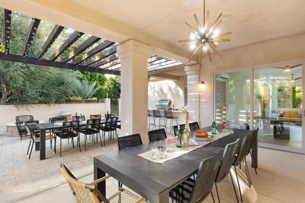 The Date Palm Estate by Avantstay Expansive Estate w Game Room Backyard Oasis w Pool & Spa - photo 41