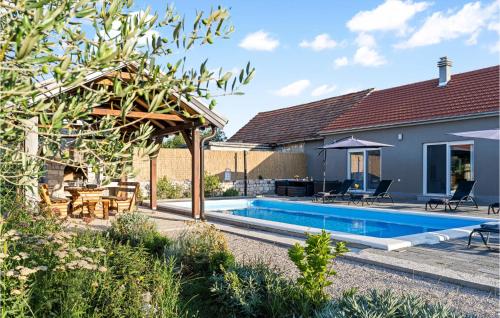 Gorgeous Home In Drinovci With Wifi — 4-Star Luxury Hotel in Drnis, Croatia