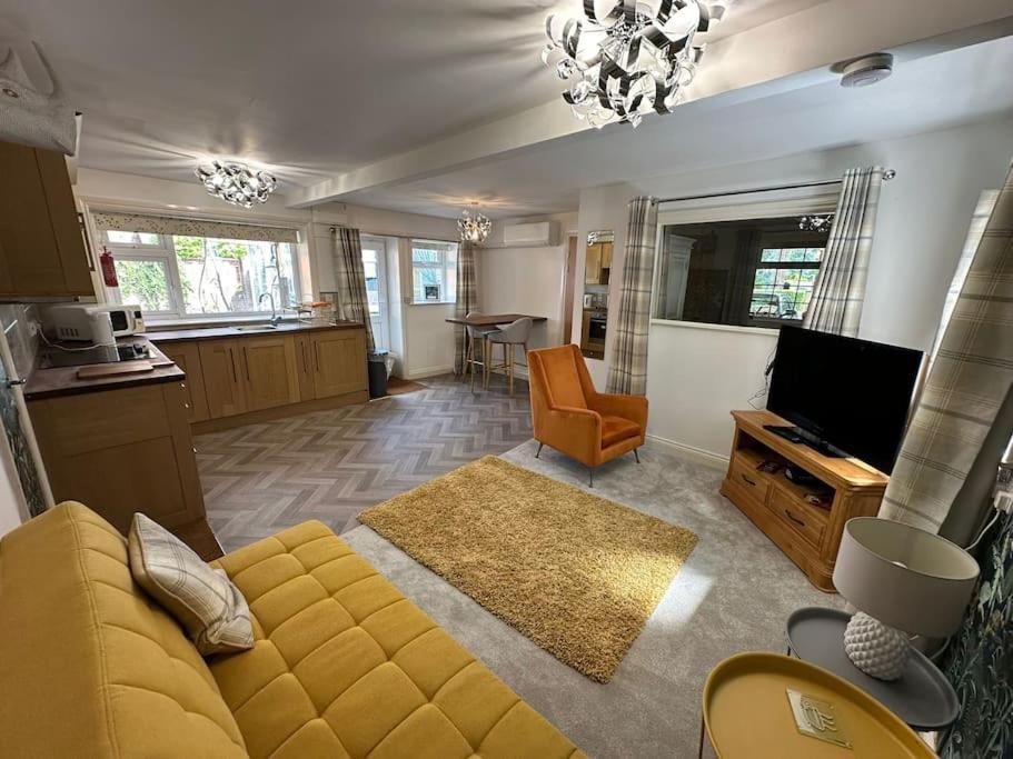 Theé Óldé Cow Shéd Cottingham Central Location 500 meters from Cottingham Train Station Close to Hull & Beverly Free Parking & WI FI Entire Detached Property — 4-Star Luxury Hotel in Cottingham, United Kingdom