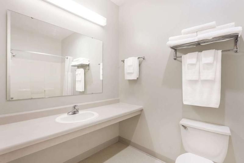 Days Inn Manchester - photo 11