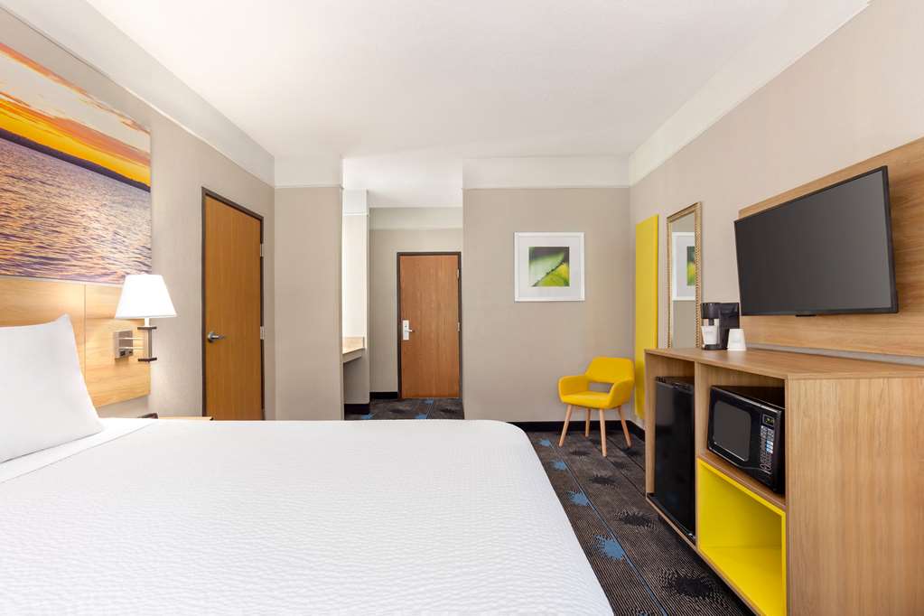 Days Inn by Wyndham Kansas City International Airport - photo 15