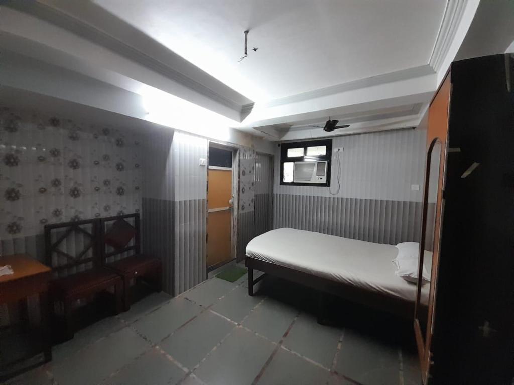 Hotel Aaiye Lodging & Boarding By WB Inn in Thane, India