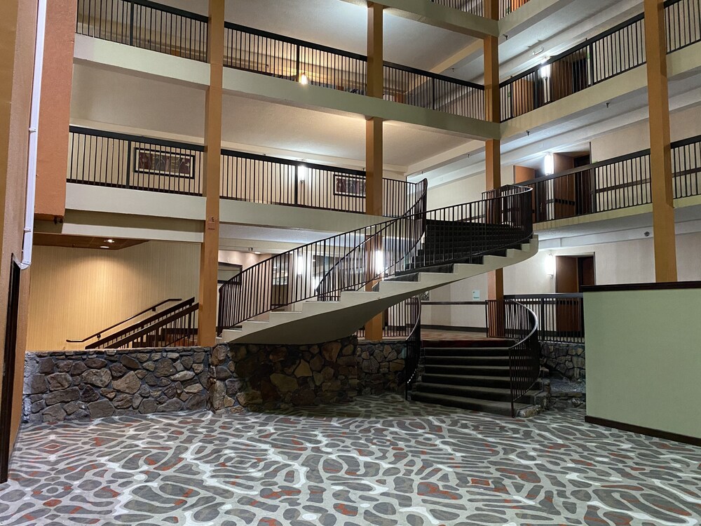 Clarion Hotel & Suites Conference Center Memphis Airport - photo 4