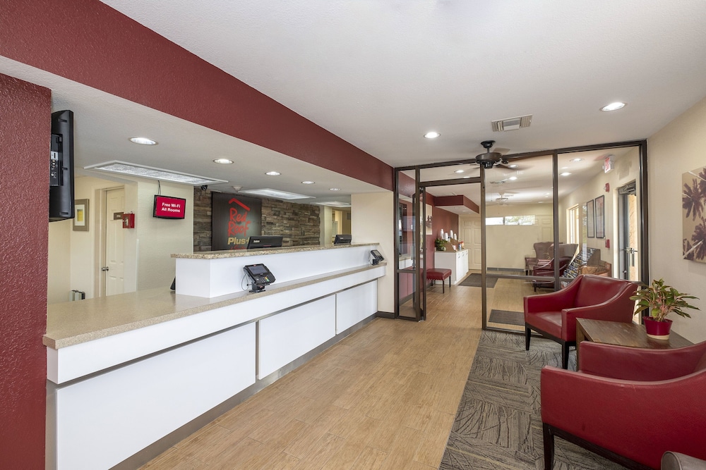 Red Roof Inn PLUS & Suites Naples Downtown 5th Ave S - photo 4