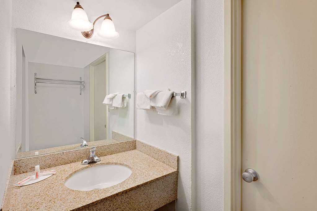Super 8 by Wyndham Plainview - photo 10