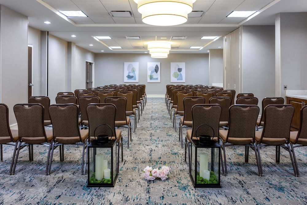 Hilton Garden Inn Roanoke - photo 43